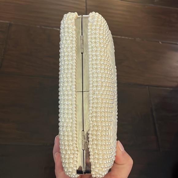 New with tags. Pearl evening bag with silver chain and crystal bow clasp - Picture 5 of 9